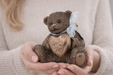 Detalje af hjerte i poterne på bronze bjørnefigur